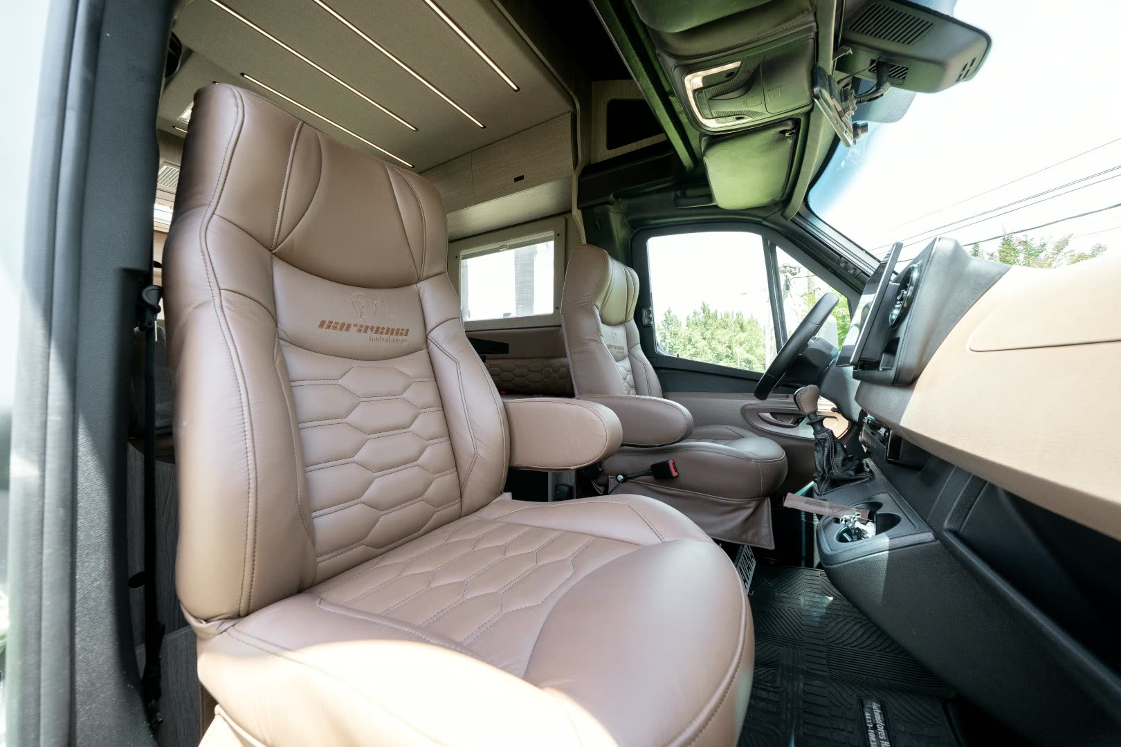 Living del motorhome con luz cálida y madera