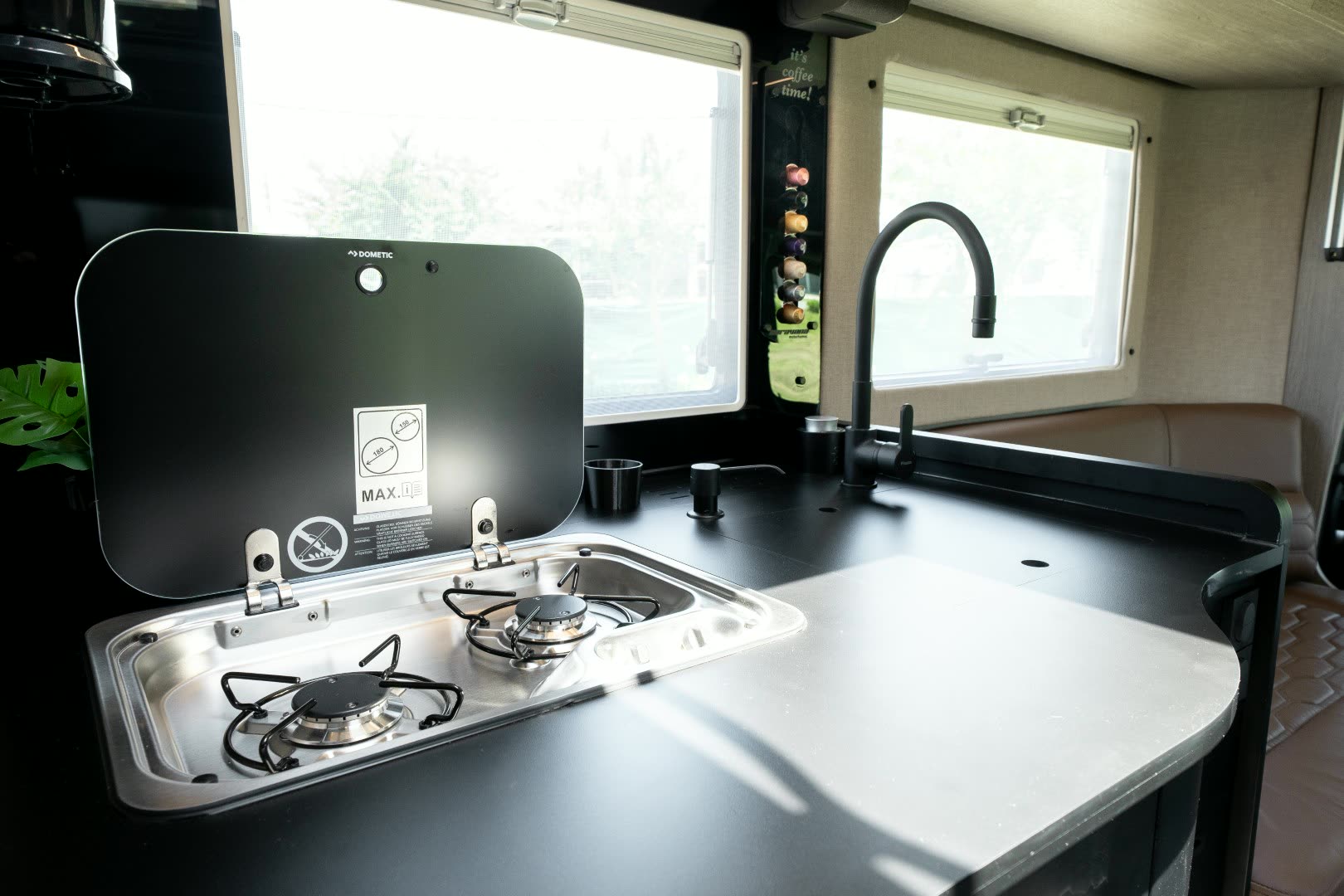 Dormitorio del motorhome con cama de verdad y luz cálida