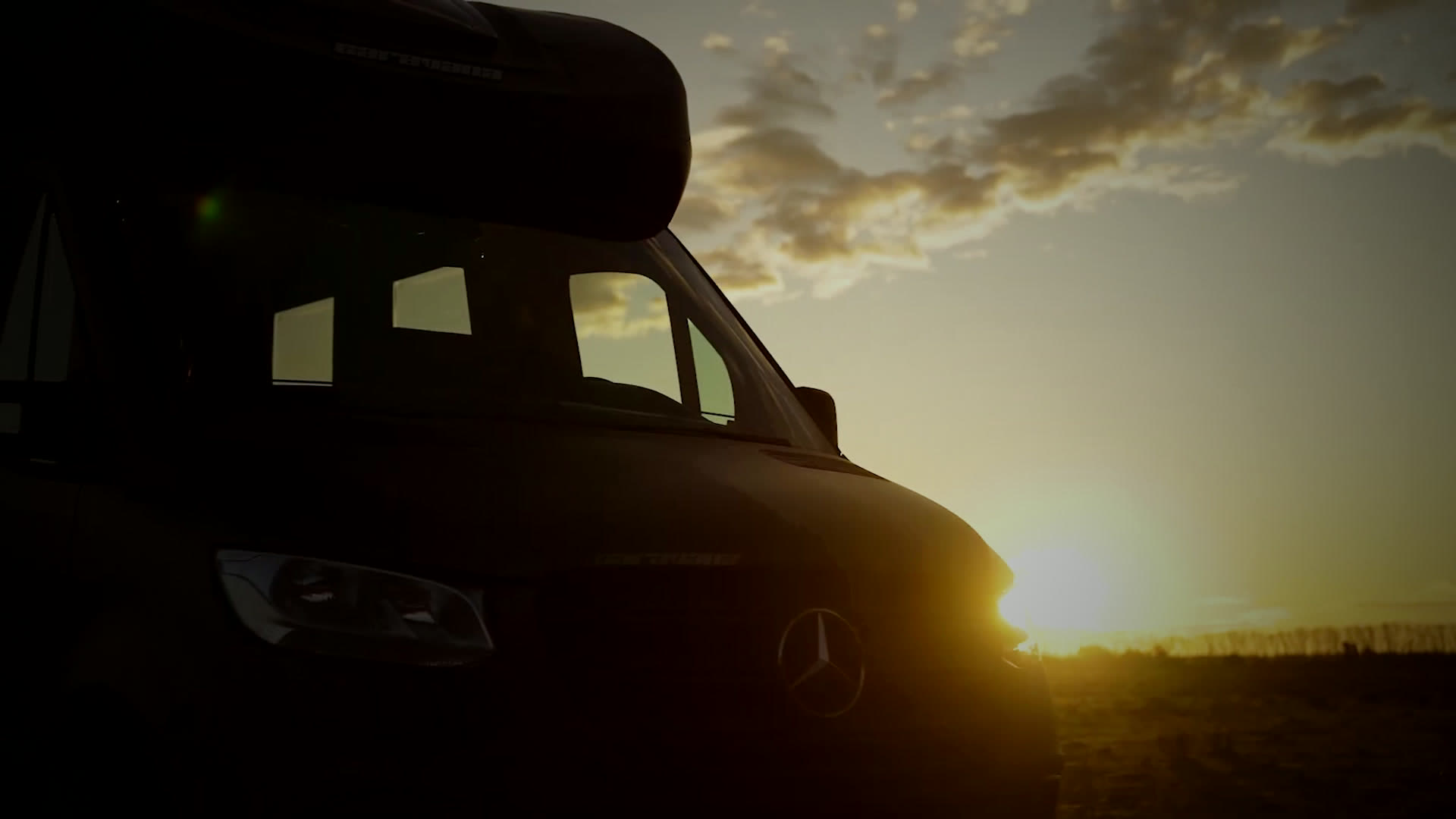 Motorhome Caravana al atardecer sobre la ruta, con la luz cálida encendida adentro